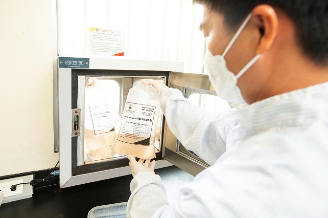 Các cộng sự Tập đoàn Việt Úc thao tác tại phòng xét nghiệm bệnh bằng phương pháp sinh học phân tử.