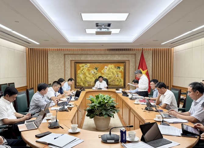 Phó Thủ tướng đề nghị Bộ KH&CN có trách nhiệm nghiên cứu, rà soát để triển khai thực hiện đầy đủ các quan điểm, chỉ đạo, chủ trương, chính sách của Bộ Chính trị; tiếp tục rà soát kỹ những vướng mắc, điểm nghẽn trong các lĩnh vực trong thời gian qua, để đề xuất các cơ chế, chính sách phù hợp - Ảnh: VGP/Thu Sa