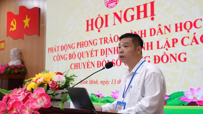 Ông Vũ Mạnh Tuấn - Phó Chủ tịch UBND xã Bình Minh phát động phong trào Bình dân học vụ số tại hội nghị.