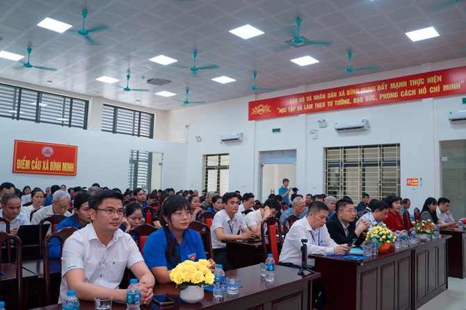 Đại diện ban lãnh đạo xã Bình Minh và đại biểu tham dự sự kiện.