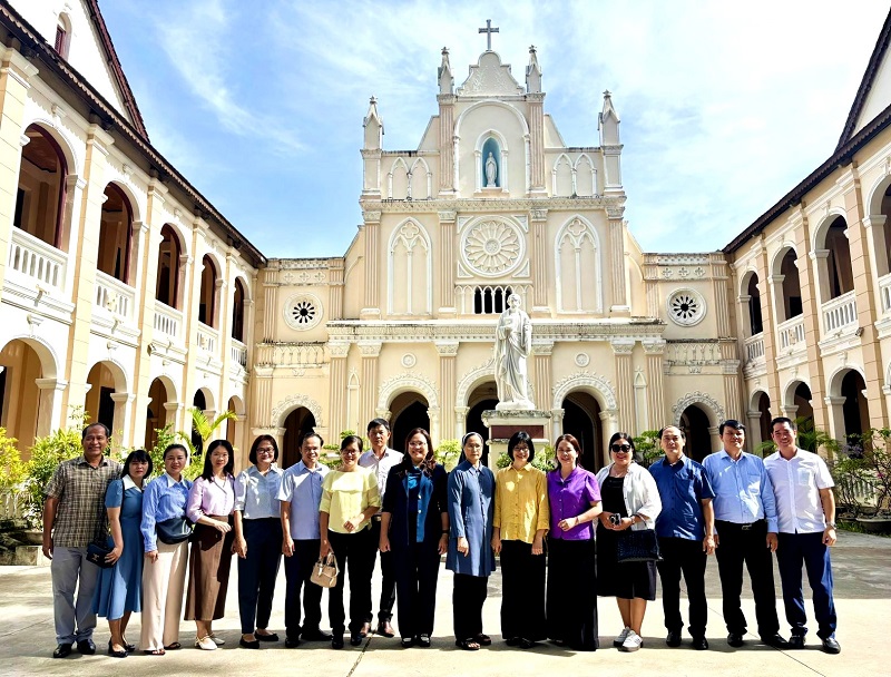 Đoàn công tác chụp hình lưu niệm tại Tiểu chủng viện Làng Sông.