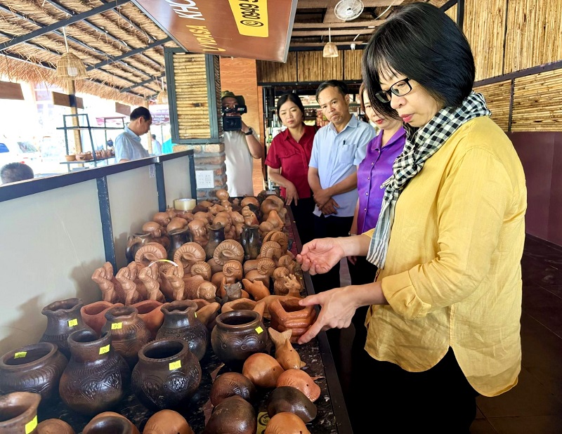 Phó Chủ tịch UBND tỉnh Gi Lai Nguyễn Thị Thanh Lịch tham quan gian trưng bày gốm tại Tháp Bánh ít.