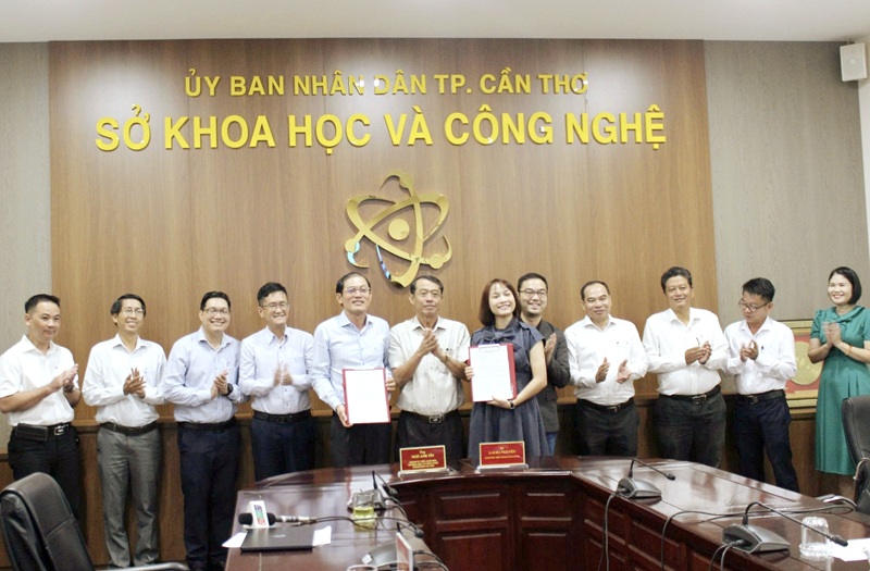 Ông Nguyễn Văn Khởi - Thành ủy viên, Phó Chủ tịch UBND TP. Cần Thơ chứng kiến tại buổi Lễ ký kết giữa Sở Khoa học và Công nghệ phối hợp với Quỹ đầu tư GENAI FUND. Ảnh: Sở Khoa học và Công nghệ TP Cần Thơ.