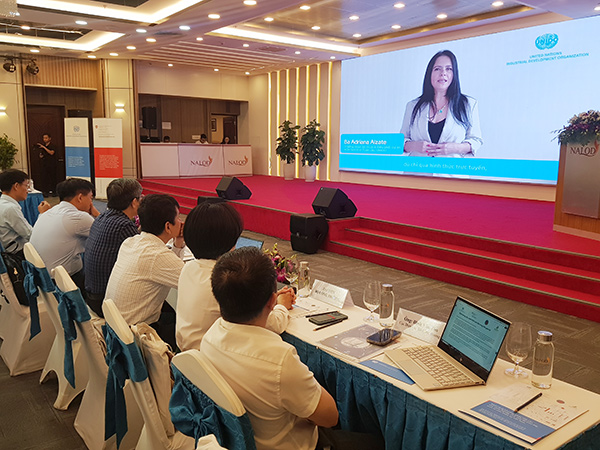 Bà Adriana Alzate phát biểu qua màn hình trực tuyến.