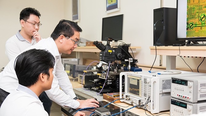 Sinh viên và giảng viên trẻ của Đại học Quốc gia Thành phố Hồ Chí Minh trong giờ nghiên cứu khoa học