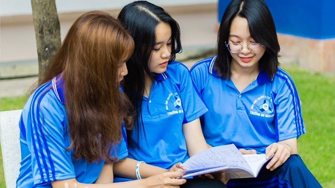 Sinh viên Trường đại học Bách Khoa thuộc Đại học Quốc gia Thành phố Hồ Chí Minh thảo luận sau giờ học trên giảng đường