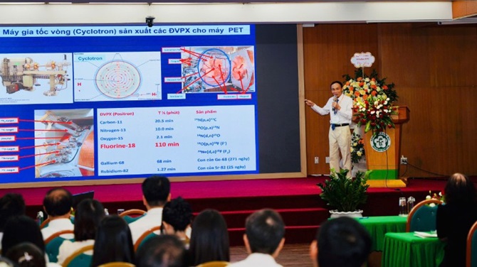 Các chuyên gia trao đổi về áp dụng kỹ thuật mới trong chẩn đoán, điều trị ung thư.