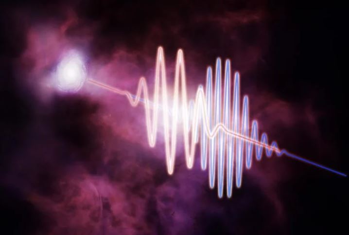 Một nghiên cứu mới đã xác định chính xác vật chất "bị mất tích" trong vũ trụ bằng cách sử dụng các vụ nổ vô tuyến nhanh (FRB) - những tín hiệu vô tuyến ngắn, sáng từ các thiên hà xa xôi - làm hướng dẫn. Hình ảnh phác họa của họa sĩ này mô tả một xung sóng vô tuyến sáng (FRB) trên hành trình xuyên qua lớp sương mù giữa các thiên hà, được gọi là môi trường liên thiên hà. Các bước sóng dài, được hiển thị bằng màu đỏ, bị chậm lại so với các bước sóng ngắn hơn, xanh lam hơn, cho phép các nhà thiên văn học "cân" được vật chất thông thường vốn vô hình. Nguồn: Melissa Weiss/CfA