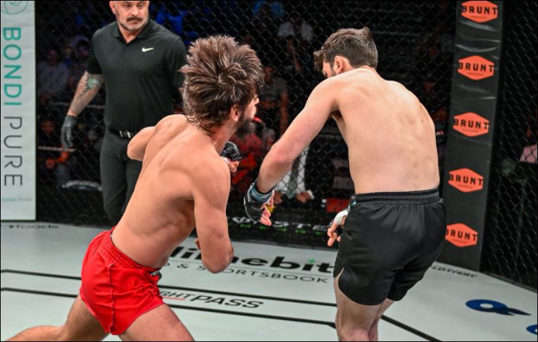 David Allakhverdiev ra đòn về phía đối thủ.