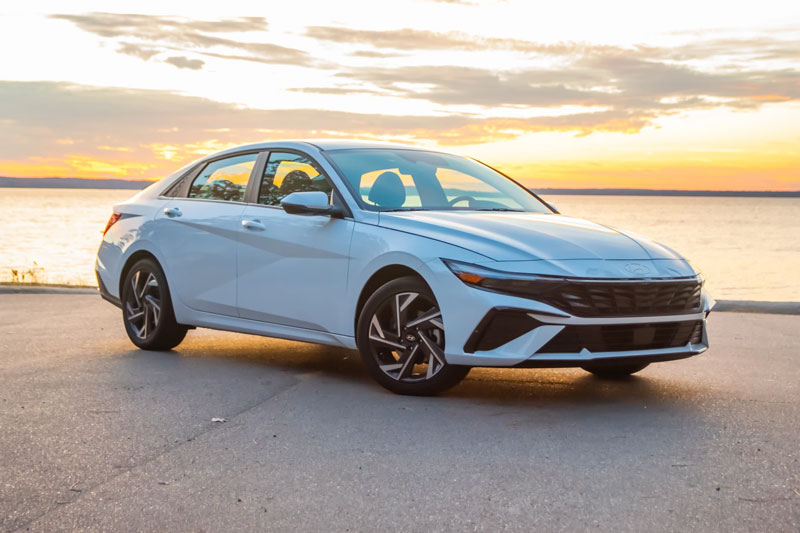 2. Hyundai Elantra Hybrid Blue - 54 MPG (khoảng 22,96 km/lít).