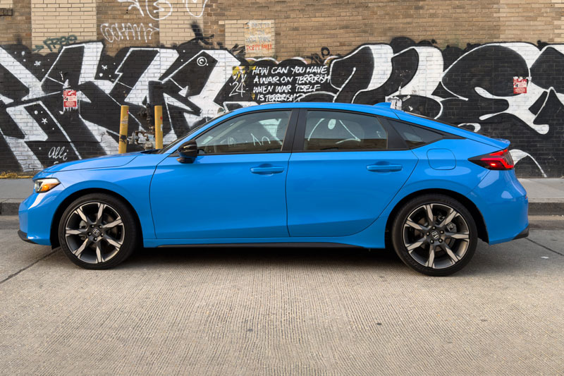 5. Honda Civic Hybrid - 49 MPG (khoảng 20,83 km/lít).