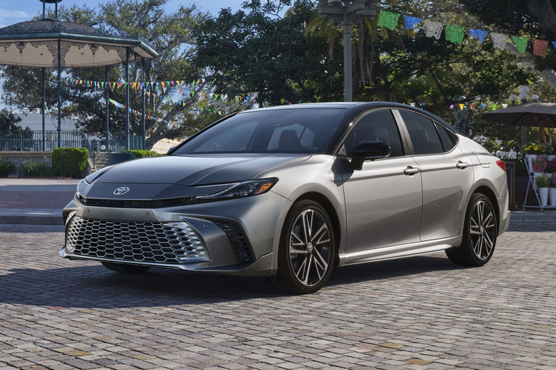 4. Toyota Camry Hybrid LE - 51 MPG (khoảng 21,68 km/lít).