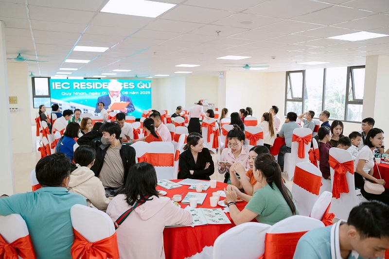 Nhiều gia đình trẻ dự lễ ra mắt và hướng dẫn hồ sơ đăng ký mua nhà ở xã hội tòa CT2 dự án IEC Residences Quy Nhơn.