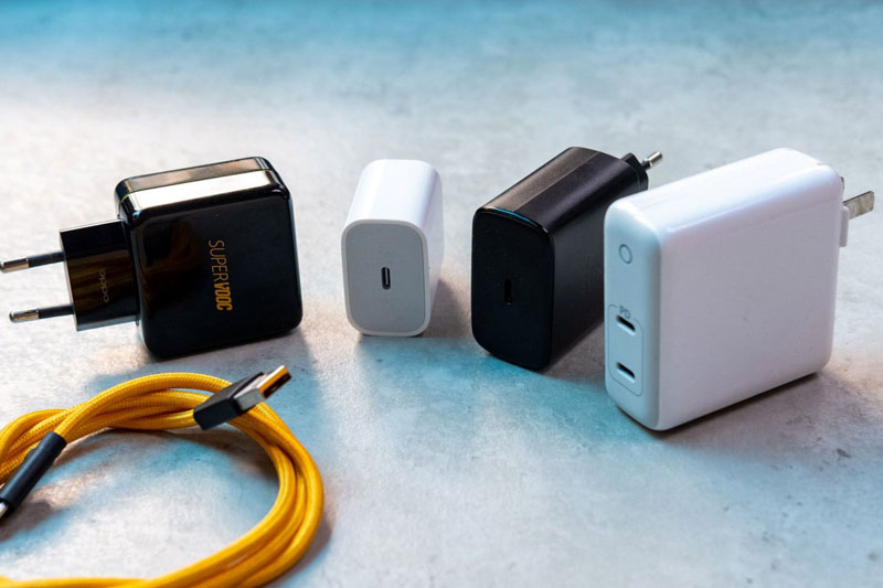 Những ký hiệu trên cục sạc điện thoại không phải ai cũng biết