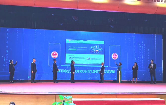 Các đại biểu thực hiện nghi thức bấm nút khai trương Cổng thông tin thuế hỗ trợ doanh nhân (htteps://hotroNNT.gdt.gov.vn) - Ảnh: VGP/HT