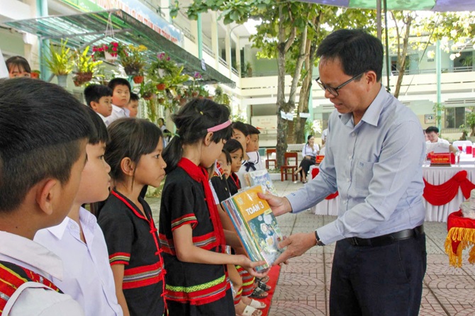 Ông Nguyễn Văn Hội - Thành viên HĐQT BSR trao tặng sách mới cho các em học sinh trước thềm năm học mới.