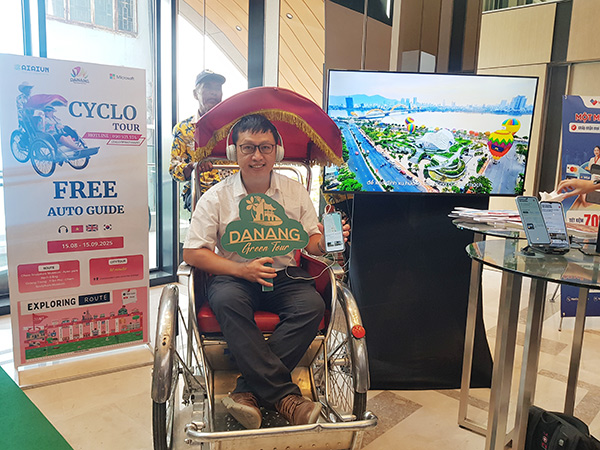 Giới thiệu XLDL ứng dụng Auto Guide tại buổi công bố chương trình kích cầu du lịch Đà Nẵng các tháng cuối năm 2025 hôm 16/8.