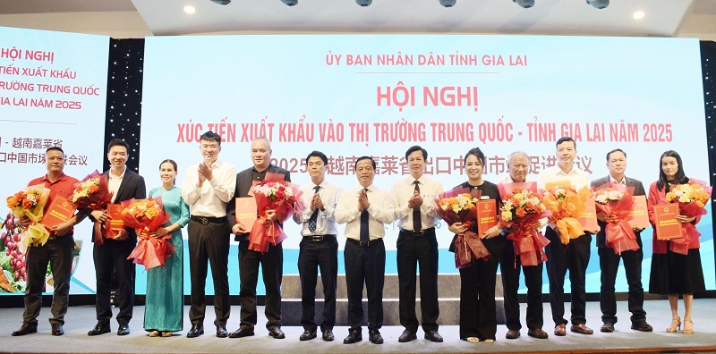 Phó Chủ tịch Thường trực UBND tỉnh Nguyễn Tuấn Thanh (thứ 7 từ phải qua) tặng hoa chúc mừng doanh nghiệp Việt Nam – Trung Quốc đã ký kết Bản ghi nhớ hợp tác tại hội nghị