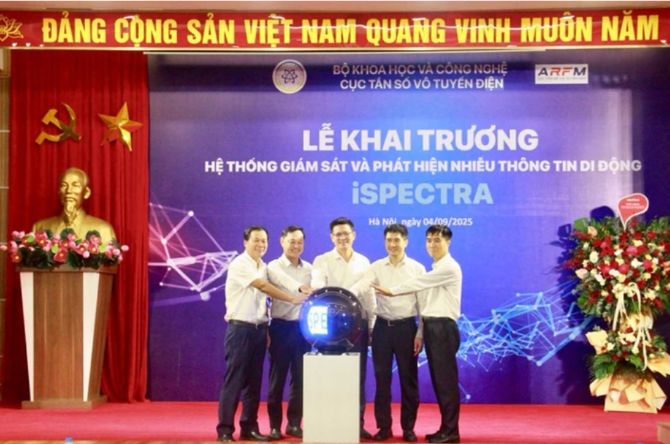 Nghi thức bấm nút Khai trương Nền tảng giám sát và phát tín hiệu nhiễu thông tin di động iSpectra