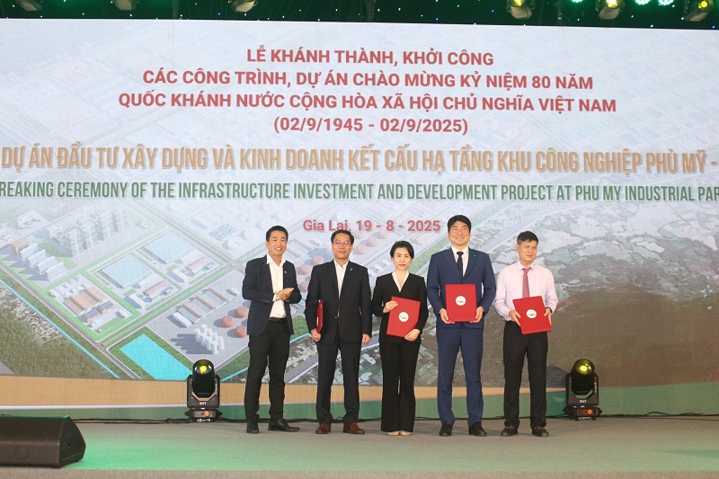 Đại diện Tập đoàn Phù Mỹ đã trao biên bản cam kết đầu tư cho các đối tác, nhà đầu tư thứ cấp.