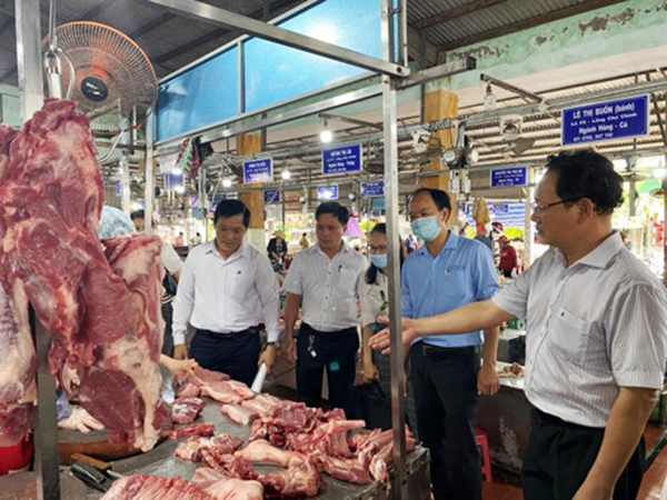 BQL An toàn thực phẩm TP Đà Nẵng tổ chức kiểm tra tại các chợ trên địa bàn phường Sơn Trà.