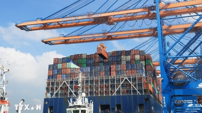 Bốc dỡ container lên tàu tại Cảng Quốc tế Gemalink. (Ảnh: TTXVN)