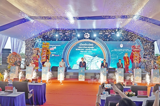 Các đại biểu nhấn nút khởi công dự án