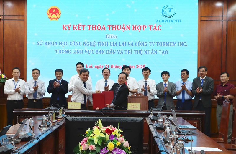 Ông Trần Kim Kha - Giám đốc Sở Khoa học và Công nghệ (bên trái) và ông Nguyễn An Thạo -  - Nhà sáng lập kiêm Giám đốc điều hành Công ty TORmem ký kết thỏa thuận hợp tác.