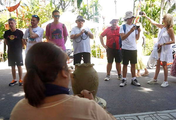 Du khách nước ngoài trải nghiệm nghề gốm Thanh Hà.