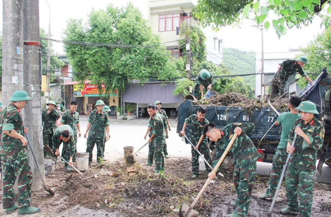Chiến sĩ Lữ đoàn 601 Quân khu 1 hỗ trợ người dân xã Đồng Hỷ dọn dẹp vệ sinh môi trường