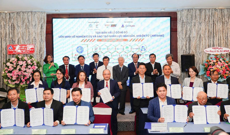 Các thành viên thực hiện nghi thức ký đồng thuận thành lập Liên minh Nghiên cứu và Đào tạo nhân lực bán dẫn, điện tử TP.HCM (ARTSeMi).