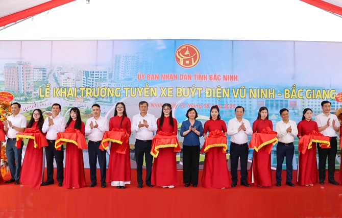 các đại biểu cắt băng khai trương tuyến xe buýt điện