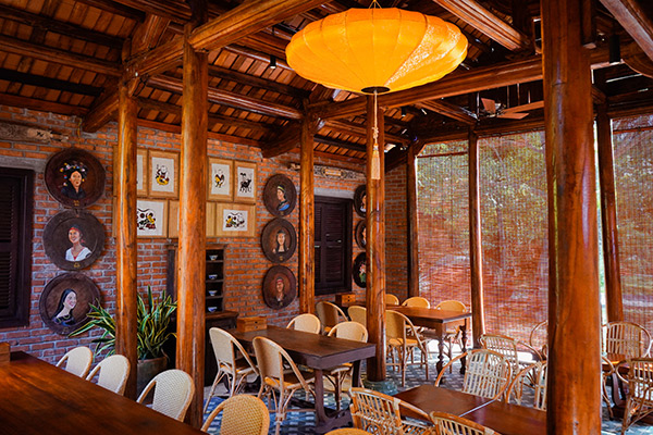 Bên trong nếp nhà ba gian truyền thống tại V-Senses Cafe, TP Đà Nẵng