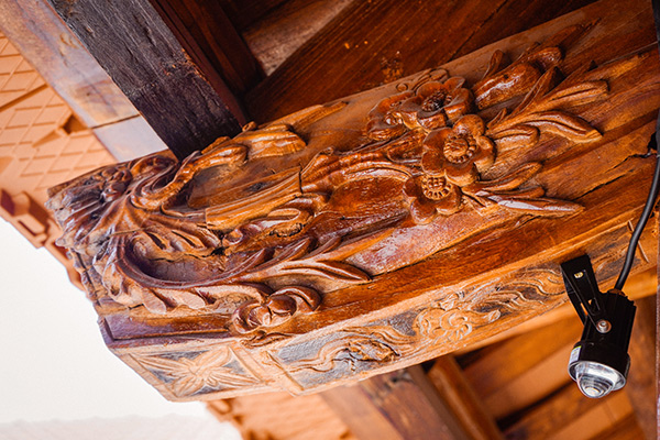 Hoa văn hoa mai trong hình tượng cổ điển “Tùng, Cúc, Trúc, Mai” được chạm khắc tinh tế 