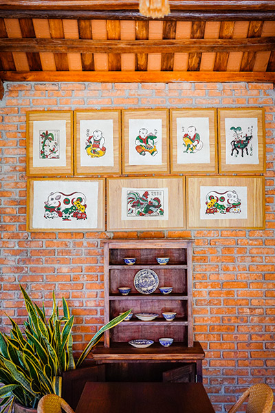 Không gian bài trí gợi về hình ảnh gian nhà gỗ Bắc Bộ xưa 