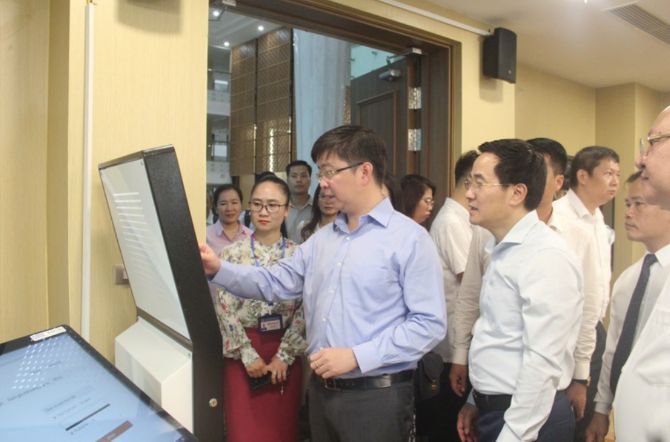 Thứ trưởng Bộ KH&CN Bùi Hoàng Phương khảo sát điểm phục vụ hành chính công xã Đông Anh. Theo Báo Chính phủ