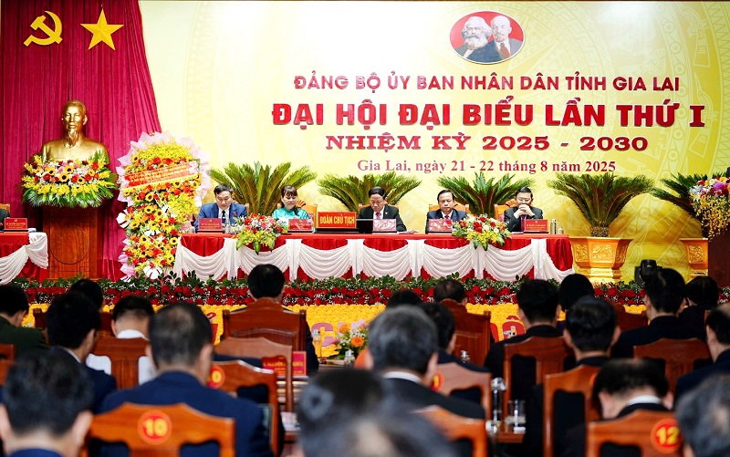 Đoàn chủ tịch điều hành đại hội.