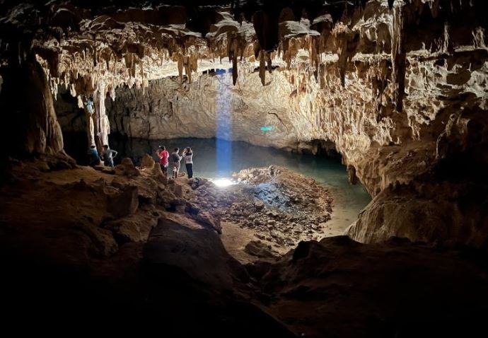 Du khách khám phá 'Vòm Nhà thờ', căn phòng lớn nhất ở Grutas Tzabnah (Yucatán, Mexico), và nguồn gốc của Tzab06-1. Giếng nhân tạo 'La Noria' hiện đang chiếu sáng hang động. Ảnh: Mark Brenner