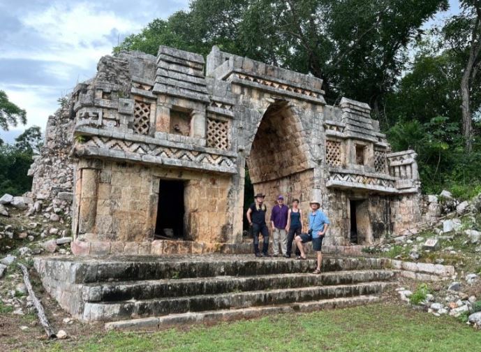 Daniel H. James, David Hodell, Ola Kwiecien và Sebastian Breitenbach (LR) tại di chỉ Maya ở Labna thuộc vùng Puuc (Yucatán, Mexico), nơi rất có thể đã bị bỏ hoang trong thời kỳ Cổ điển Cuối cùng. Nguồn: Mark Brenner