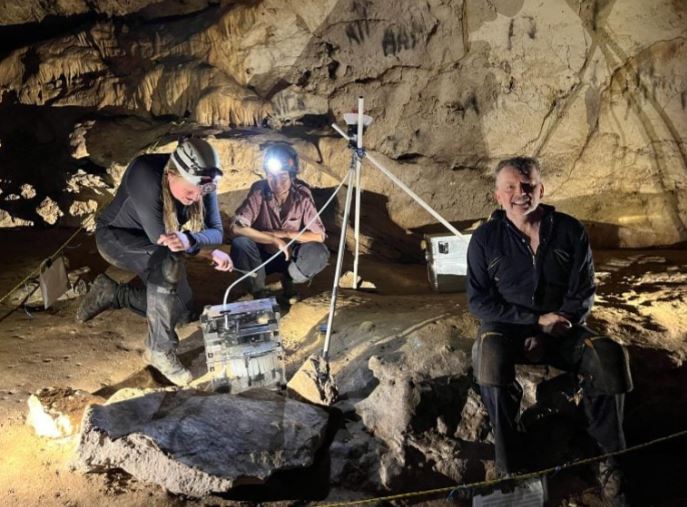 Daniel H. James, Ola Kwiecien và David Hodell (LR) lắp đặt máy lấy mẫu nước nhỏ giọt tự động SYP tại Grutas Tzabnah (Yucatán, Mexico) để phân tích những thay đổi theo mùa trong thành phần hóa học của nước nhỏ giọt. Ảnh: Sebastian Breitenbach