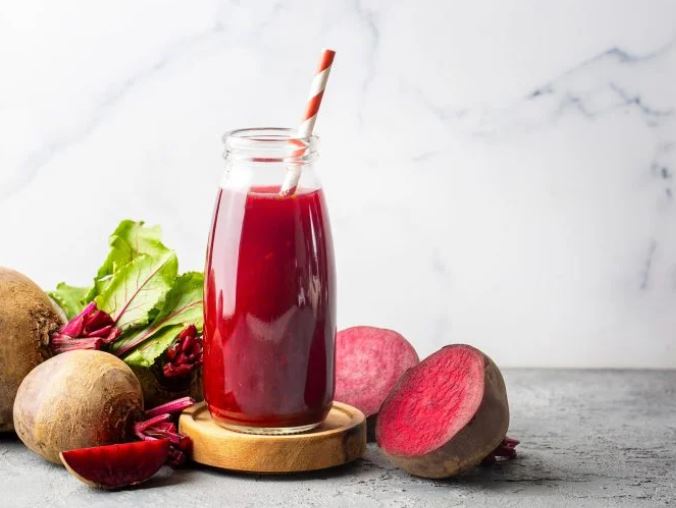 Một nghiên cứu lớn cho thấy nước ép củ cải đường có thể làm giảm huyết áp ở người lớn tuổi bằng cách thay đổi sự cân bằng của vi khuẩn trong miệng. Nguồn: Shutterstock