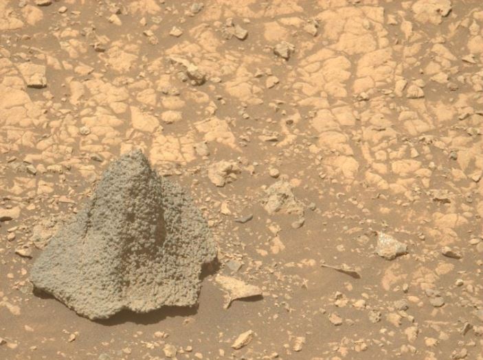 Xe tự hành Perseverance của NASA trên sao Hỏa đã chụp được bức ảnh này về một tảng đá hình mũ phù thủy hoặc mũ bảo hiểm "Horneflya" vào ngày 5 tháng 8 năm 2025 (Sol 1585) vào giờ mặt trời trung bình tại địa phương là 12:34:35. Nguồn: NASA/JPL-Caltech/ASU