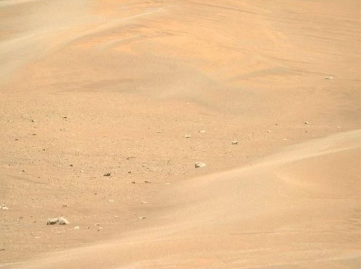 Xe tự hành Perseverance trên sao Hỏa của NASA đã chụp được bức ảnh về những gợn sóng lớn không hoạt động này tại "Kerrlaguna", mục tiêu thám hiểm mới nhất của Perseverance, vào ngày 13 tháng 8 năm 2025. Xe tự hành đã chụp được bức ảnh này bằng camera Right Mastcam-Z, một trong cặp camera được đặt cao trên cột buồm của xe, vào ngày Sol 1593 — hay ngày sao Hỏa thứ 1.593 của sứ mệnh Mars 2020 — vào lúc 12:05:13 theo giờ Mặt Trời trung bình tại địa phương. Nguồn: NASA/JPL-Caltech/ASU