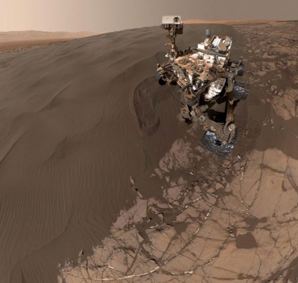 Bức ảnh tự chụp này của tàu thám hiểm sao Hỏa Curiosity của NASA cho thấy chiếc xe đang ở "Namib Dune", nơi tàu thám hiểm thực hiện các hoạt động bao gồm việc dùng bánh xe cày vào cồn cát và xúc các mẫu cát để phân tích trong phòng thí nghiệm. Cảnh này kết hợp 57 hình ảnh được chụp vào ngày 19 tháng 1 năm 2016, trong ngày sao Hỏa thứ 1.228, hay còn gọi là sol, của hoạt động của Curiosity trên sao Hỏa. Máy ảnh được sử dụng cho hoạt động này là Máy ảnh Ống kính Cầm tay Sao Hỏa (MAHLI) ở đầu cánh tay robot của tàu thám hiểm. Nguồn: NASA/JPL-Caltech/MSSS
