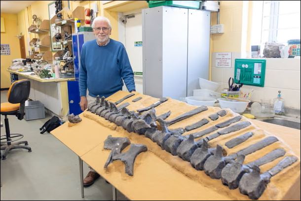Loài khủng long iguanodontian được xác định bởi Tiến sĩ Jeremy Lockwood (ảnh trên) thuộc Đại học Portsmouth và Bảo tàng Lịch sử Tự nhiên. Ảnh: James Brown/PA.