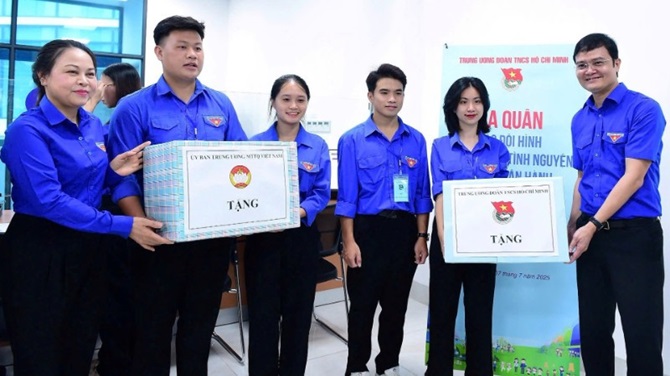 Trao quà động viên các đội hình thanh niên tình nguyện chuyển đổi số, hỗ trợ chính quyền hai cấp tại Thủ đô Hà Nội