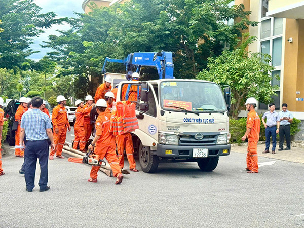 Các kỹ sư, công nhân thuộc EVNCPC khẩn trương lên đường hỗ trợ Hà Tĩnh khắc phục lưới điện sau bão số 5.