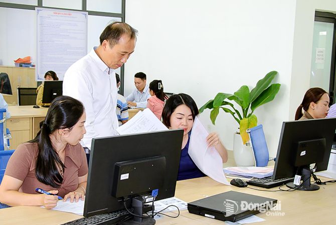 Người dân thực hiện thủ tục hành chính trực tuyến tại Trung tâm Phục vụ hành chính công tỉnh Đồng Nai. Ảnh: Báo Đồng Nai