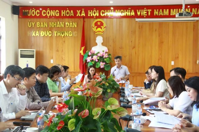 Ông Trần Văn Hải, Phó Chủ tịch UBND xã, Giám đốc Trung tâm Phục vụ HCC xã Đức Trọng báo cáo tại buổi làm việc. Ảnh: Trung tâm Truyền thông KH&CN.