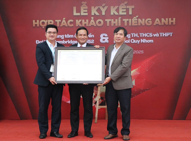 Ông Trần Bá Công-Phó Giám đốc Sở GD-ĐT (bìa phải) trao quyết định của Bộ GD-ĐT về việc công nhận điểm thi Cambridge cho Trường Tiểu học, THCS và THPT iSchool Quy Nhơn.
